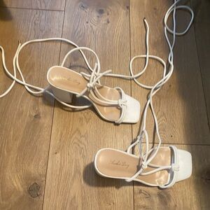 Elisabet Tang women’s chunky white heel sandals. Size 7